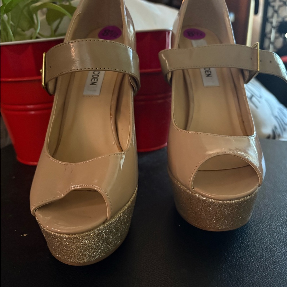 Steve Madden Vintage 90s Nude Glitter
Platform Peep Toe Mary Jane Heel
Women 8.5